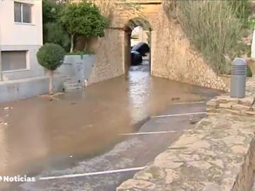 La rotura de una cañería en Tarragona provoca graves inundaciones en l'Ampolla