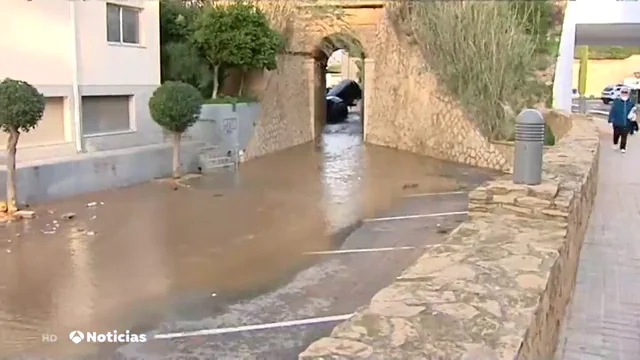 La rotura de una ca&ntilde;er&iacute;a en Tarragona provoca graves inundaciones en l'Ampolla