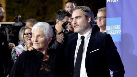 Joaquin Phoenix junto a su madre Arlyn