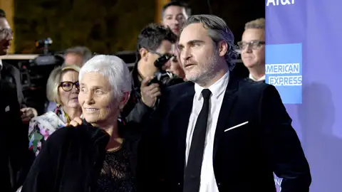 Joaquin Phoenix junto a su madre Arlyn Joaquin Phoenix junto a su madre Arlyn