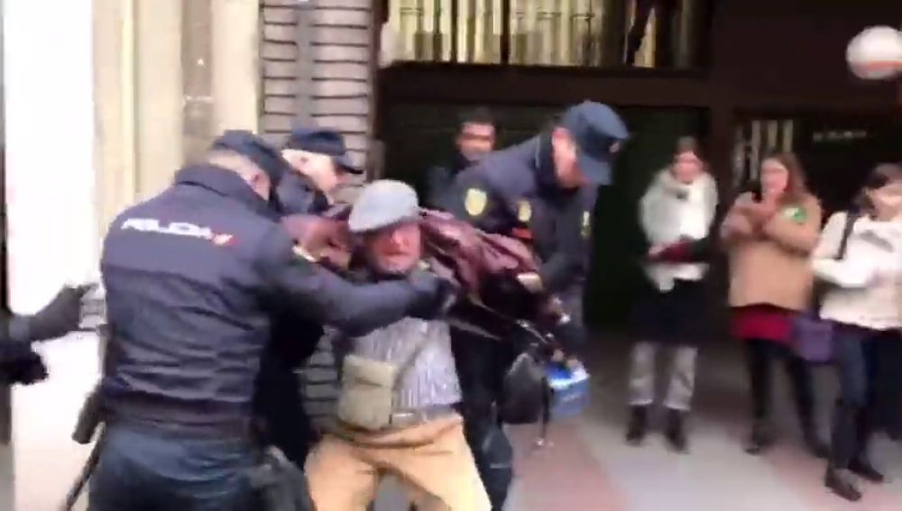 Así fue el momento en el que la policía redujo a un hombre en la sede del PSOE que gritaba: "Viva España" 