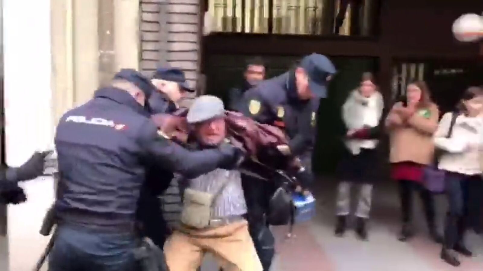 Así reduce la policía a un hombre que grita 