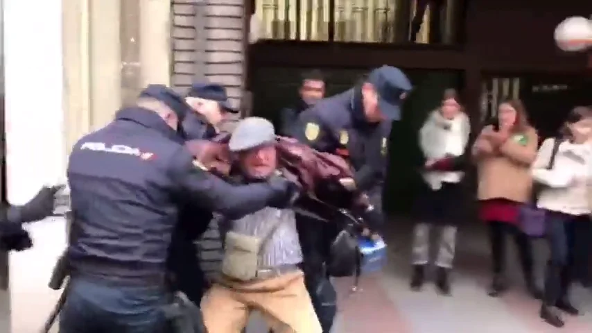 Así fue el momento en el que la policía redujo a un hombre en la sede del PSOE que gritaba: "Viva España" Así fue el momento en el que la policía redujo a un hombre en la sede del PSOE que gritaba: "Viva España"