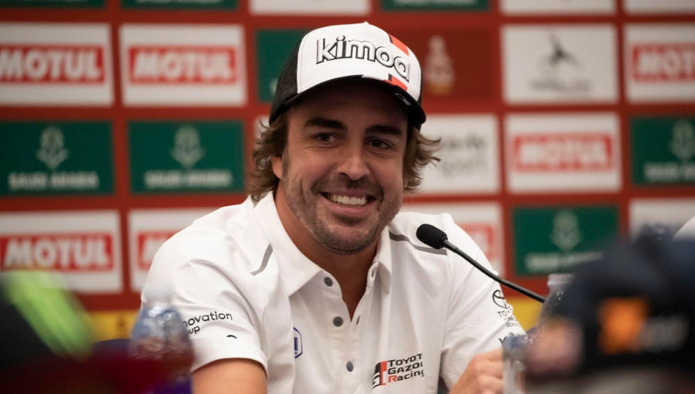 Fernando Alonso durante una rueda de prensa previa al Dakar