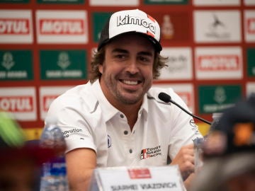 Fernando Alonso durante una rueda de prensa previa al Dakar