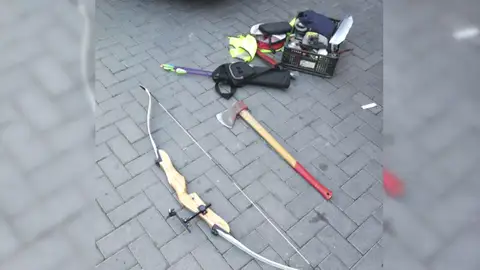 Detienen a un hombre tras negarse a pagar y amenazar a la dueña de un bar con un hacha Detienen a un hombre tras negarse a pagar y amenazar a la dueña de un bar con un hacha