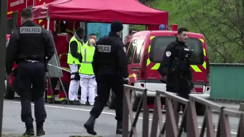 Un hombre apuñala a varios transeúntes en París y es abatido por la policía Un hombre apuñala a varios transeúntes en París y es abatido por la policía