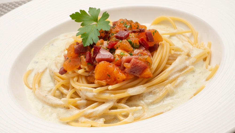 Espaguetis con jamón y salsa roquefort
