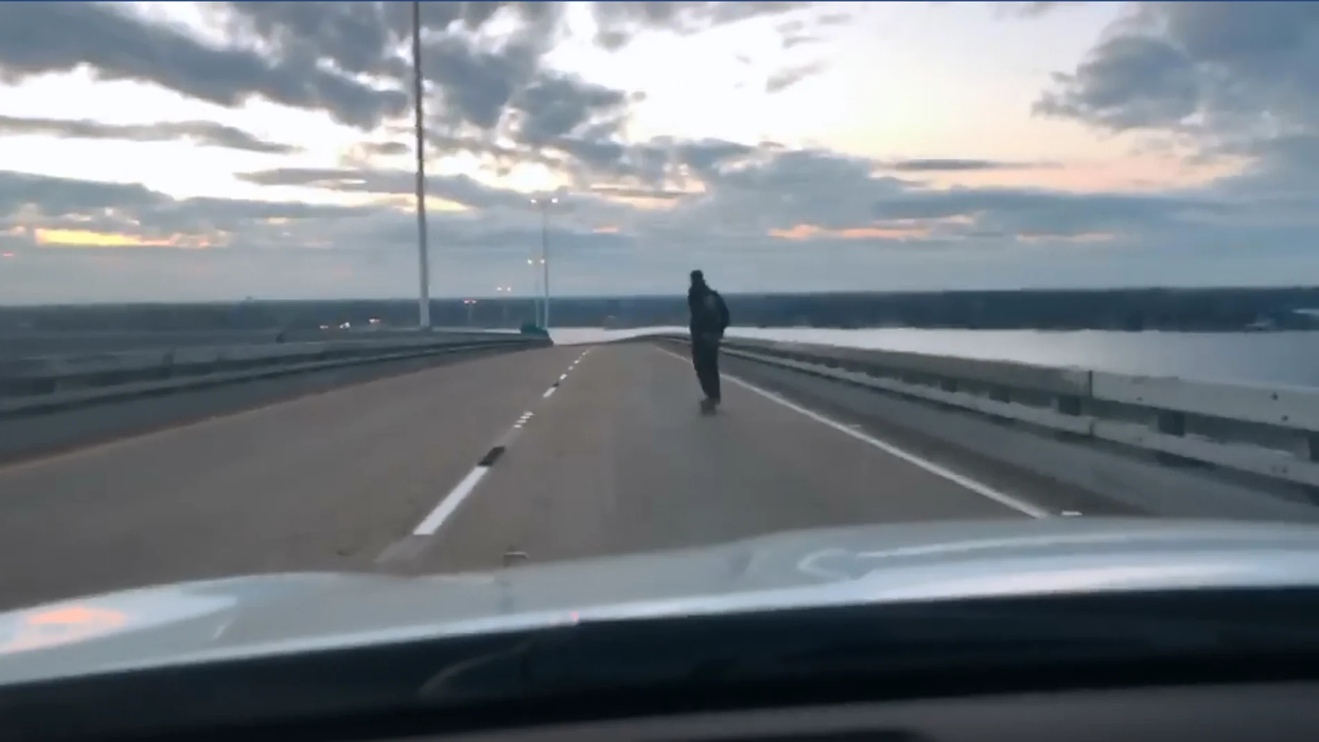 Skater en una carretera de Estados Unidos Skater en una carretera de Estados Unidos