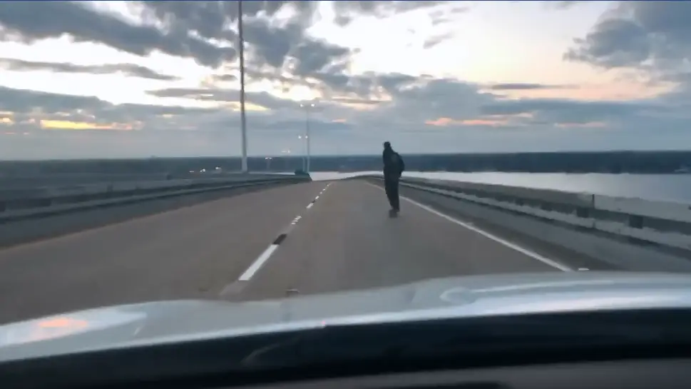 Skater en una carretera de Estados Unidos Skater en una carretera de Estados Unidos
