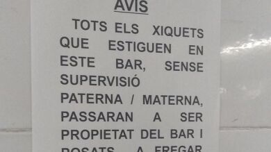 Un cartel en un bar de Valencia amenaza con poner a los niños a 
