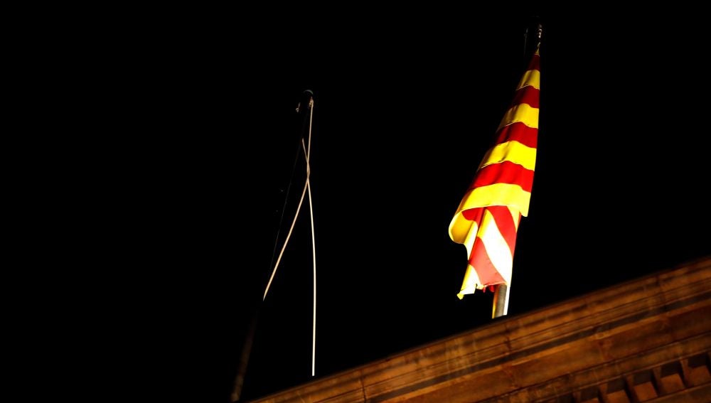Quitan la bandera de España del Palau de la Generalitat