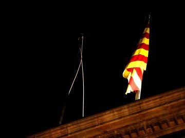Quitan la bandera de España del Palau de la Generalitat