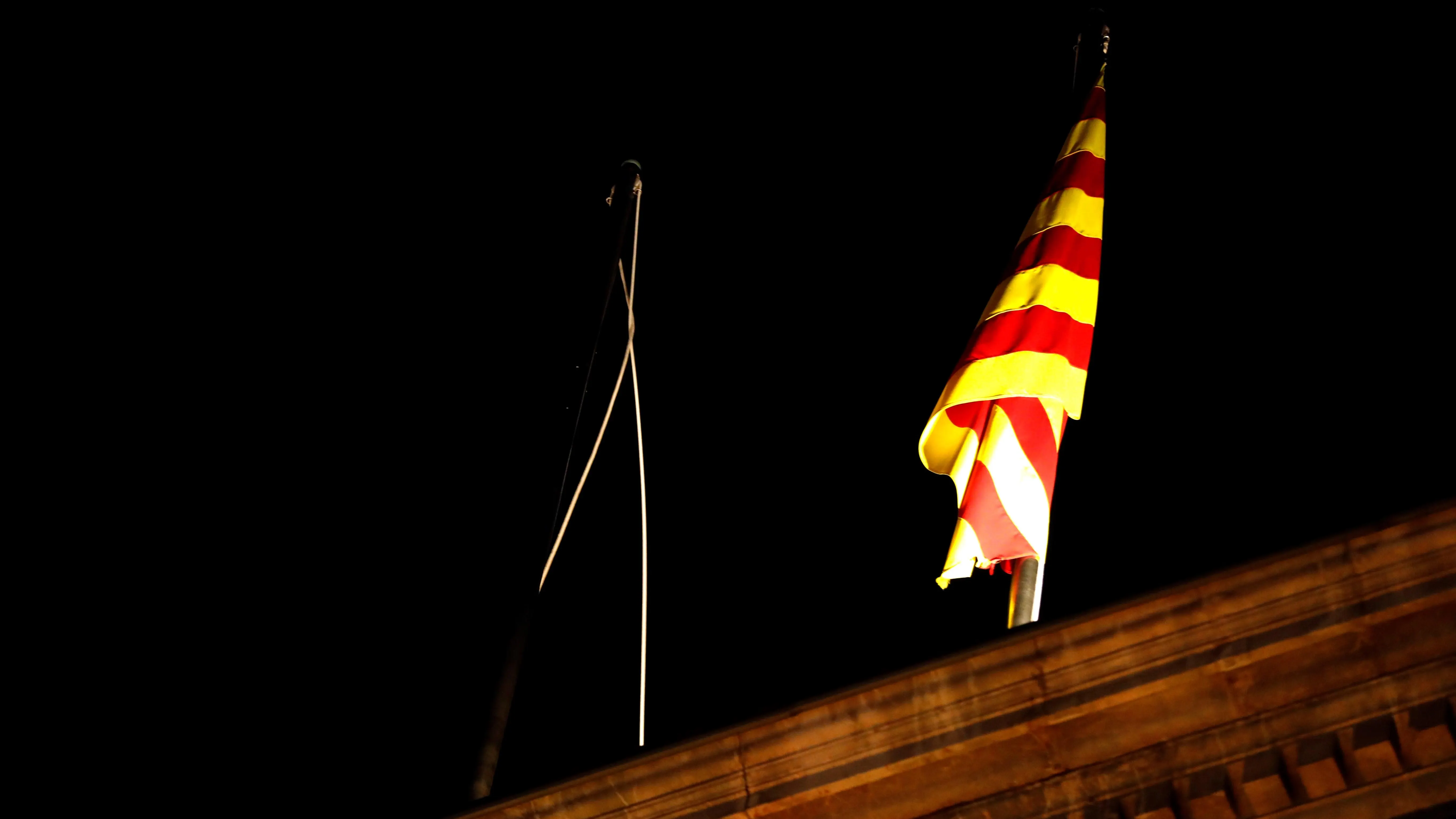 Quitan la bandera de Espa&ntilde;a del Palau de la Generalitat