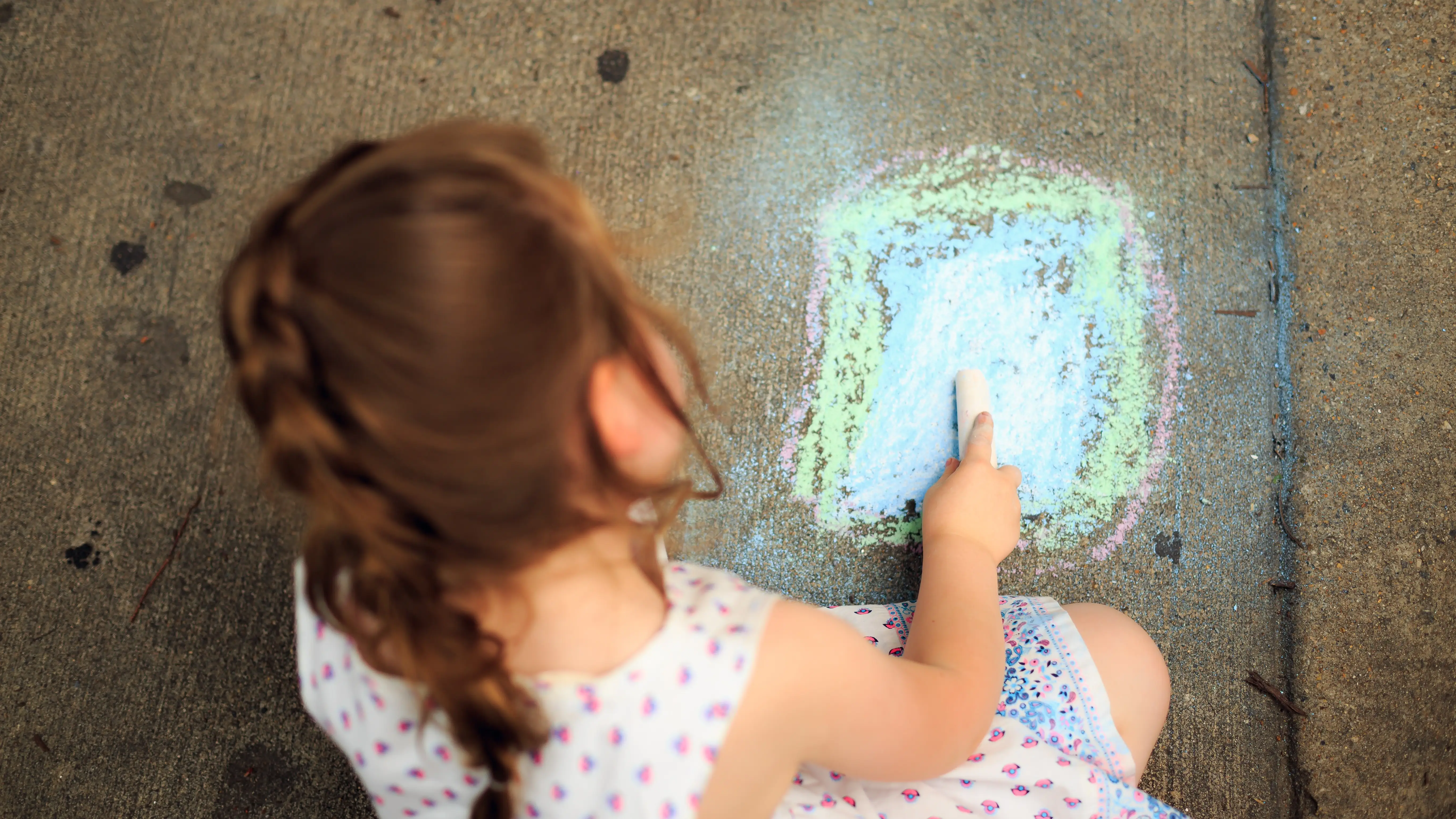 Ni&ntilde;a dibujando en el suelo