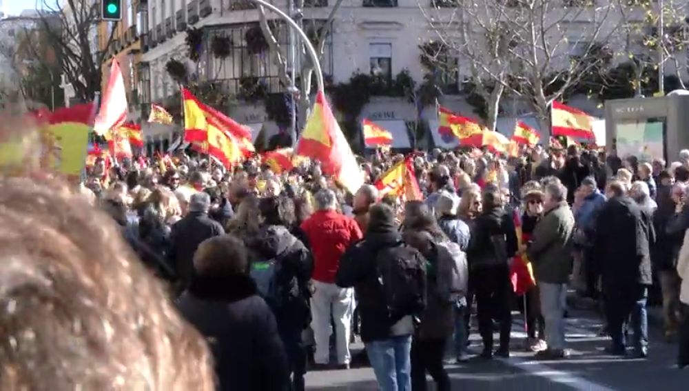 Cientos de personas se manifiestan en Madrid contra Pedro Sánchez: "España no se vende"