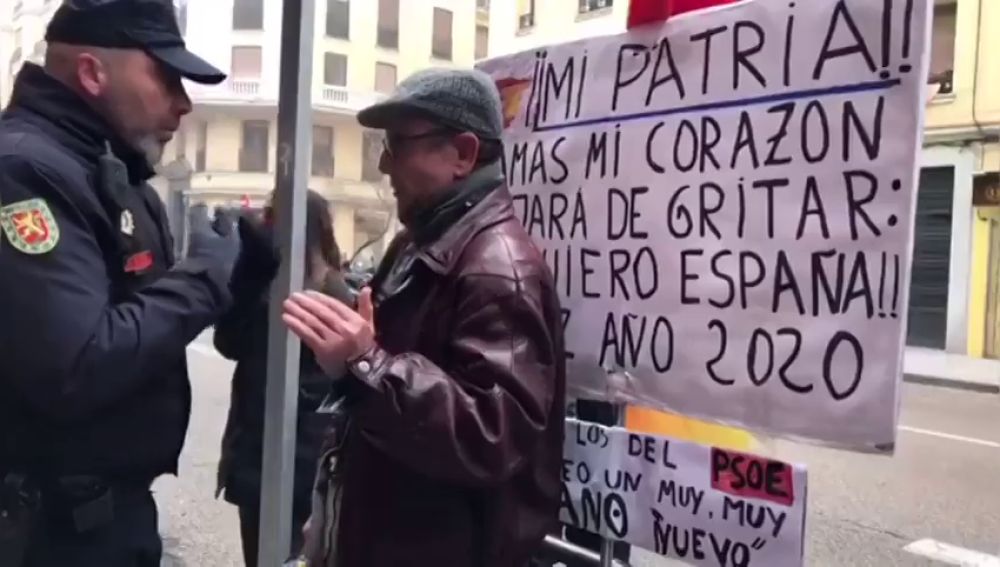 El detenido en Ferraz no fue reducido por decir "Viva España", como señala Abascal