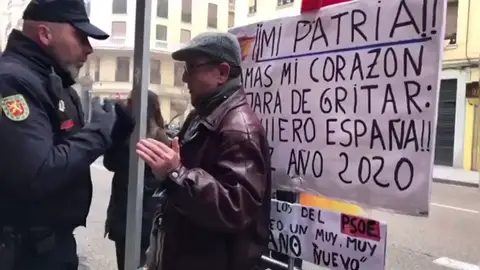 El detenido en Ferraz no fue reducido por decir "Viva España", como señala Abascal El detenido en Ferraz no fue reducido por decir "Viva España", como señala Abascal