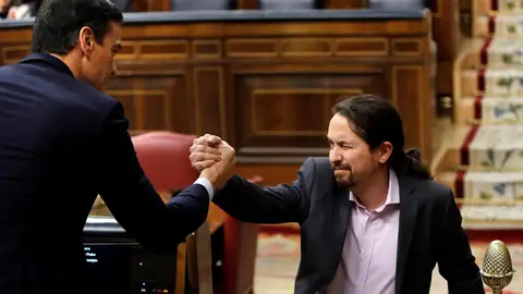 El líder de Unidas Podemos, Pablo Iglesias, saluda a Pedro Sánchez El líder de Unidas Podemos, Pablo Iglesias, saluda a Pedro Sánchez