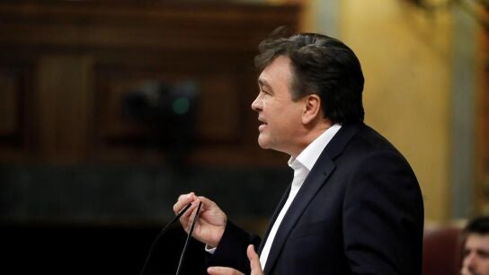 El diputado de Teruel Existe, Tom&aacute;s Guitarte, durante su intervenci&oacute;n ante el pleno del Congreso 