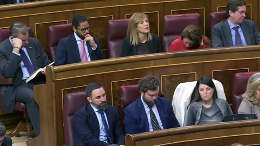 Ortega Smith lee un libro y Pablo Iglesias escribe: así actúan los diputados durante la investidura de Pedro Sánchez Ortega Smith lee un libro y Pablo Iglesias escribe: así actúan los diputados durante la investidura de Pedro Sánchez