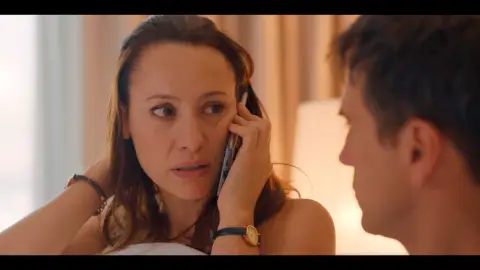 Una cita clandestina a punto de ser descubierta Una cita clandestina a punto de ser descubierta