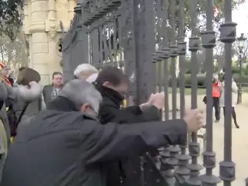 Manifestantes independentistas fuerzan la puerta del parque de la Ciutadella para acceder al Parlament Manifestantes independentistas fuerzan la puerta del parque de la Ciutadella para acceder al Parlament