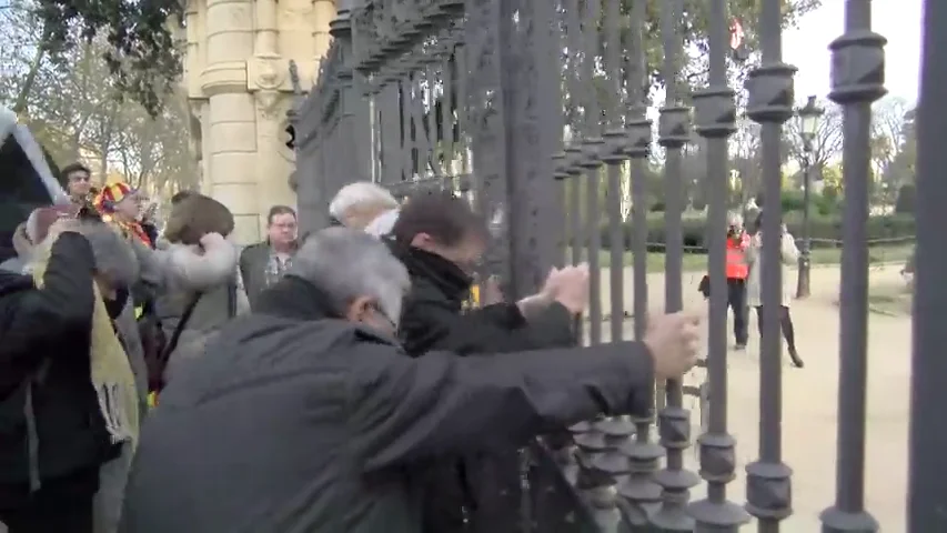 Manifestantes independentistas fuerzan la puerta del parque de la Ciutadella para acceder al Parlament