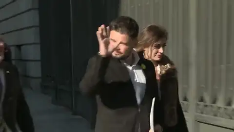 Investidura de Pedro Sánchez: abuchean a Gabriel Rufián y le gritan "va a romper España" Investidura de Pedro Sánchez: abuchean a Gabriel Rufián y le gritan "va a romper España"