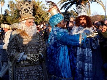 Los tres Reyes Magos saludan a los niños que les esperaban esta tarde a su llegada a Barcelona