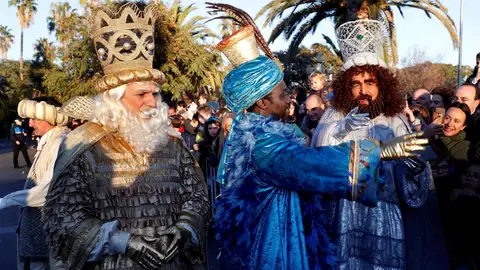 Los tres Reyes Magos saludan a los niños que les esperaban esta tarde a su llegada a Barcelona Los tres Reyes Magos saludan a los niños que les esperaban esta tarde a su llegada a Barcelona