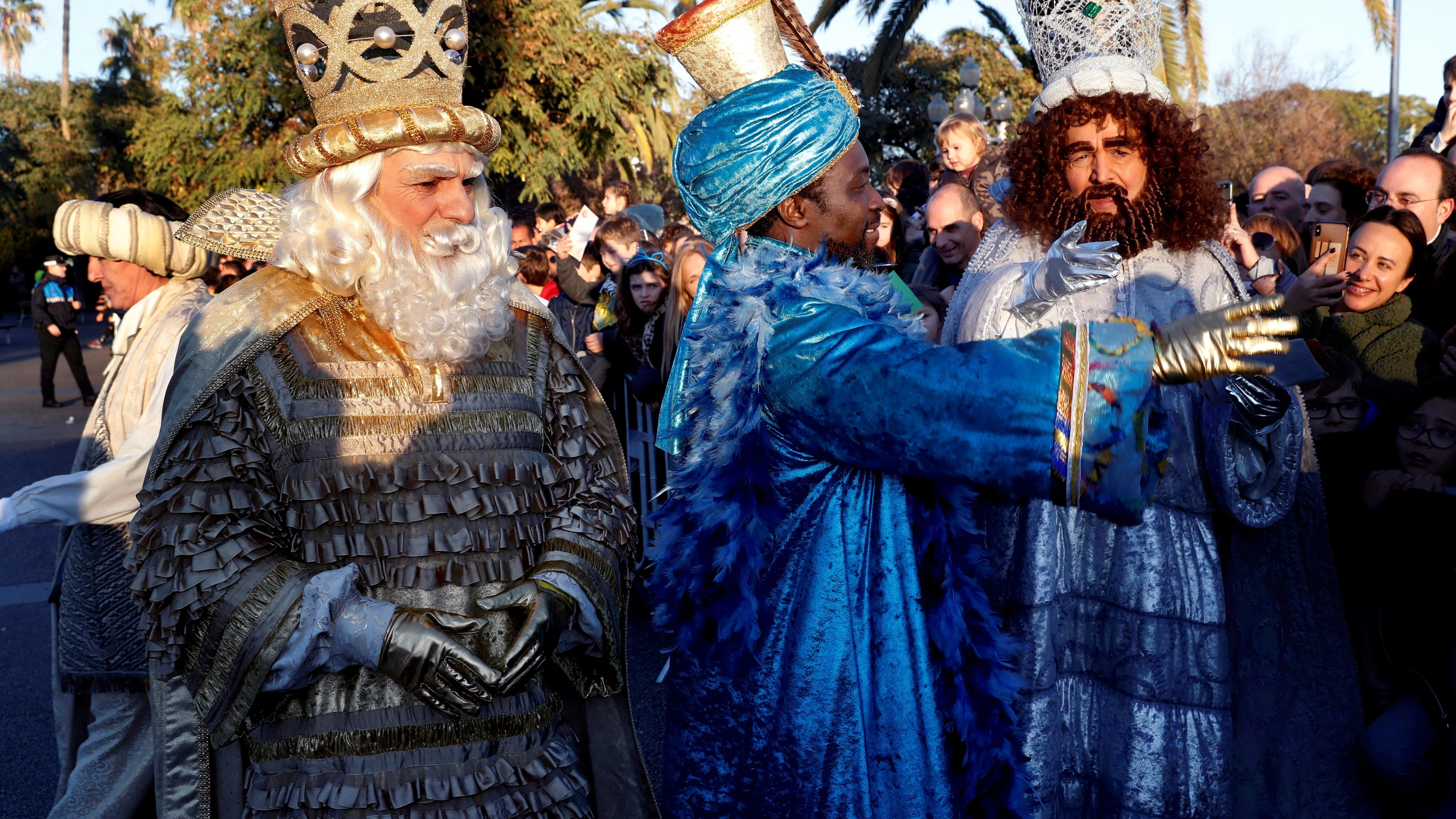 Los tres Reyes Magos saludan a los niños que les esperaban esta tarde a su llegada a Barcelona Los tres Reyes Magos saludan a los niños que les esperaban esta tarde a su llegada a Barcelona