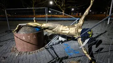 Derriban la estatua de Ibrahimovic Derriban la estatua de Ibrahimovic