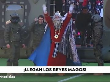 Los Reyes Magos aterrizan en un campo de fútbol de Logroño ante 15.000 personas