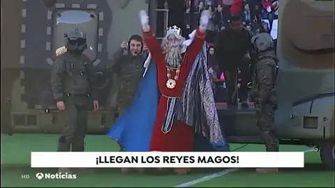Los Reyes Magos aterrizan en un campo de fútbol de Logroño ante 15.000 personas Los Reyes Magos aterrizan en un campo de fútbol de Logroño ante 15.000 personas