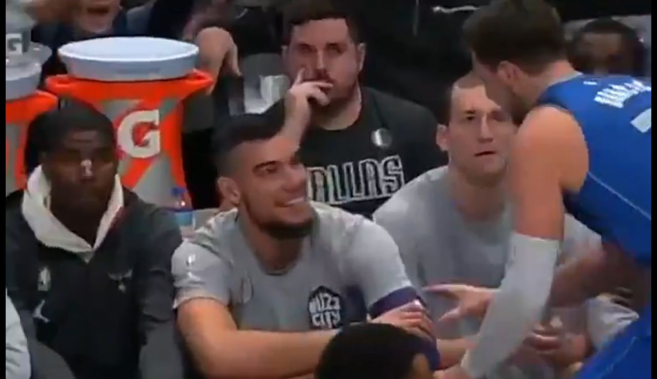 Doncic celebra un triple con Hernangómez
