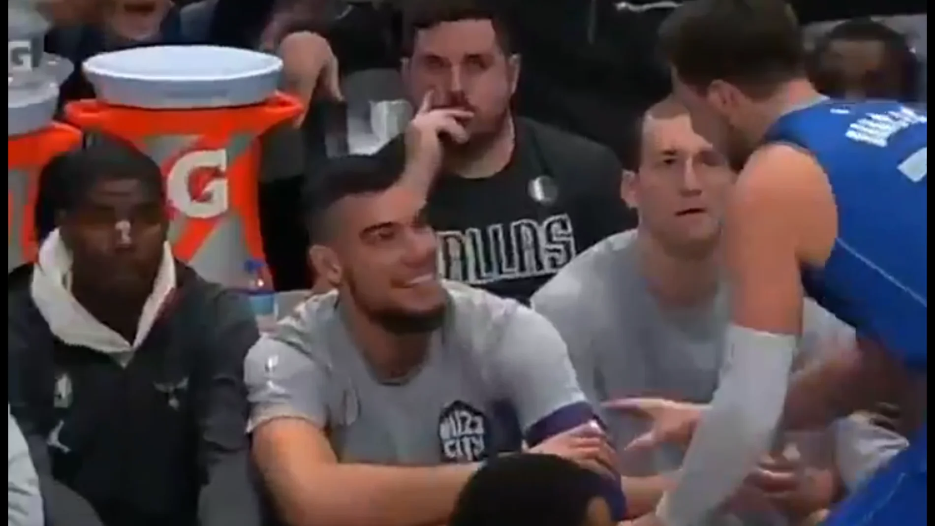 Doncic celebra un triple con Hernangómez Doncic celebra un triple con Hernangómez