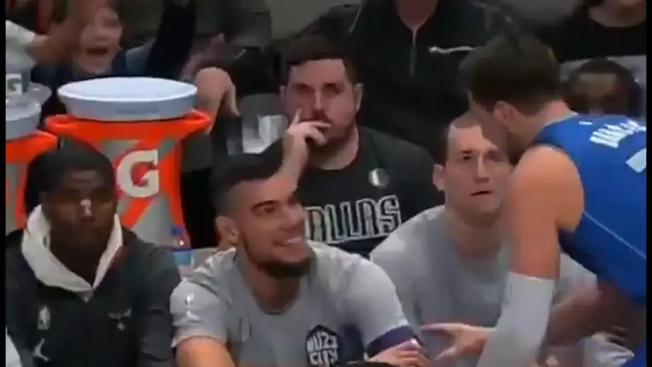 Doncic celebra un triple con Hernangómez Baloncesto