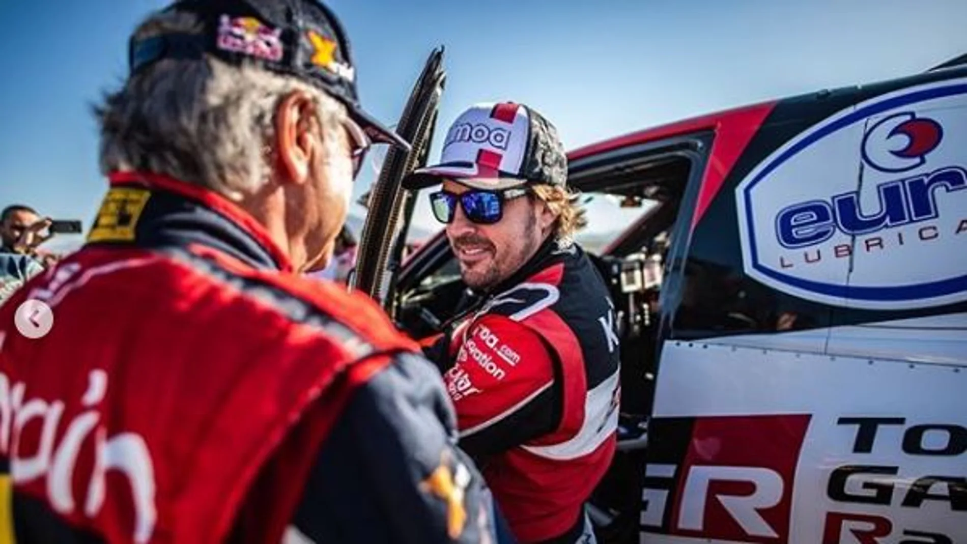 Fernando Alonso bajándose del Toyota Hylux Fernando Alonso bajándose del Toyota Hylux