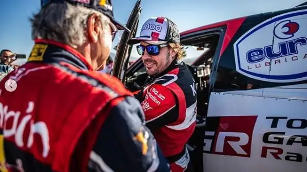 Fernando Alonso bajándose del Toyota Hylux Fernando Alonso bajándose del Toyota Hylux