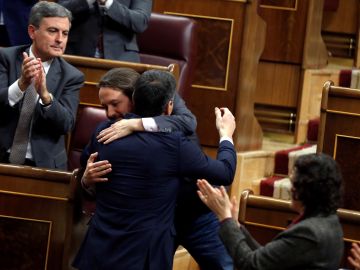 Sánchez se abraza a Iglesias al terminar su turno de réplica a Unidas Podemos