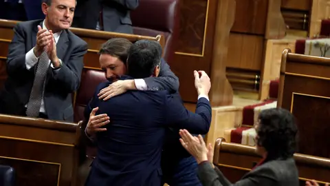 Sánchez se abraza a Iglesias al terminar su turno de réplica a Unidas Podemos Sánchez se abraza a Iglesias al terminar su turno de réplica a Unidas Podemos