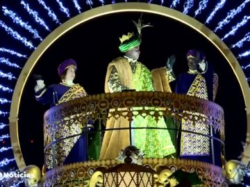 REEMPLAZO Los Reyes Magos llegan a Madrid con 11 carrozas y reparten "mucha magia, ilusión" 