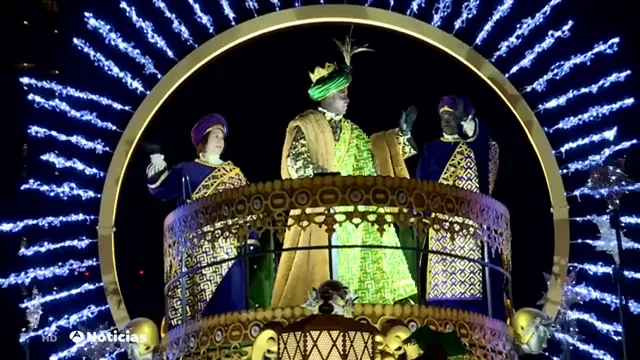 REEMPLAZO Los Reyes Magos llegan a Madrid con 11 carrozas y reparten "mucha magia, ilusi&oacute;n" 