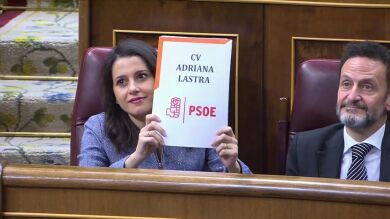 El polémico gesto de Inés Arrimadas con el curriculum de Adriana Lastra durante la investidura de Pedro Sánchez