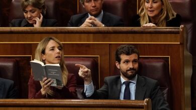 Cayetana Álvarez de Toledo (PP) intenta leer la Constitución durante la intervención de EH Bildu