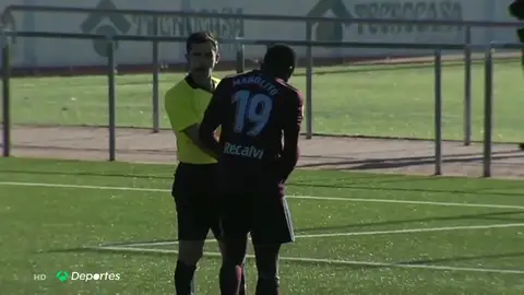 El vergonzoso grito racista de una mujer a un jugador del Celta B: "¡A ver si te blanqueas!" El vergonzoso grito racista de una mujer a un jugador del Celta B: "¡A ver si te blanqueas!"