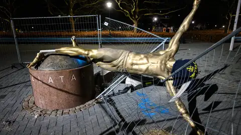 Derriban la estatua de Ibrahimovic Fútbol