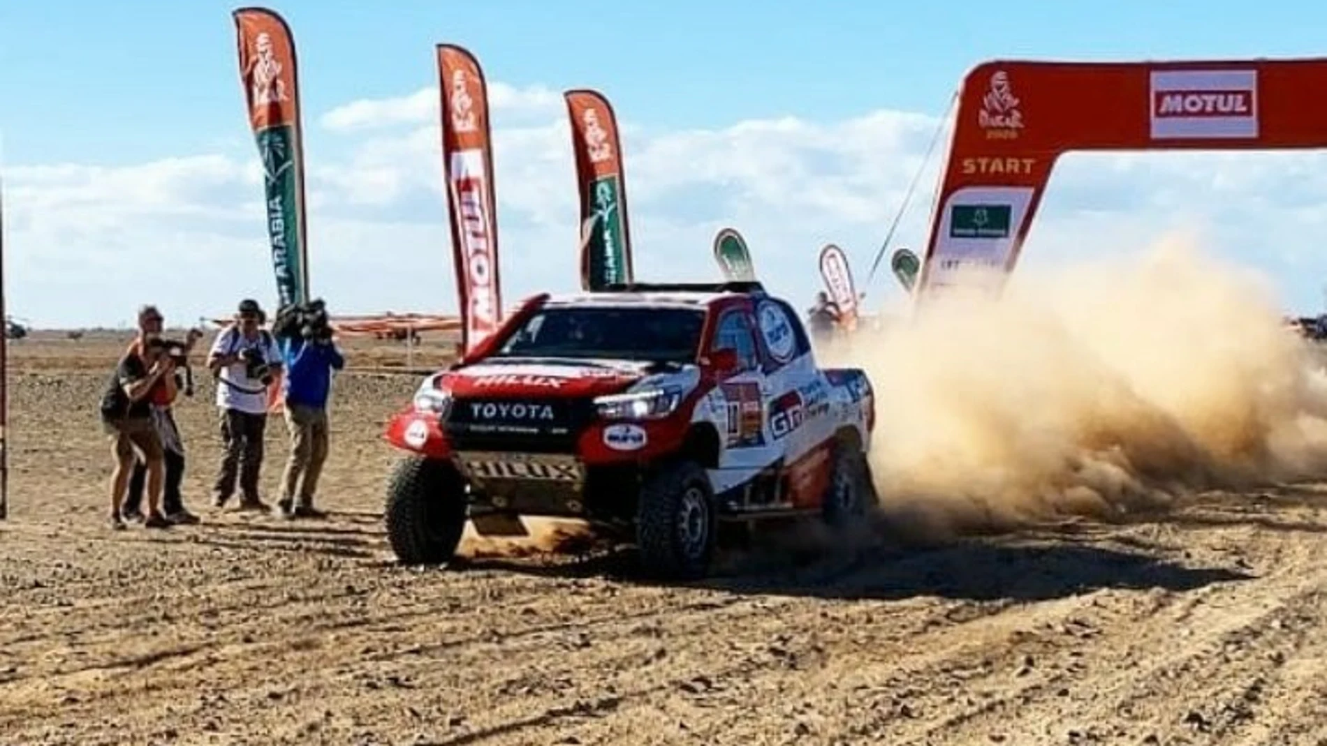 Fernando Alonso tomando la salida del Dakar Fernando Alonso tomando la salida del Dakar