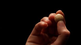 Extraen una bola en un sorteo de Loter&iacute;a